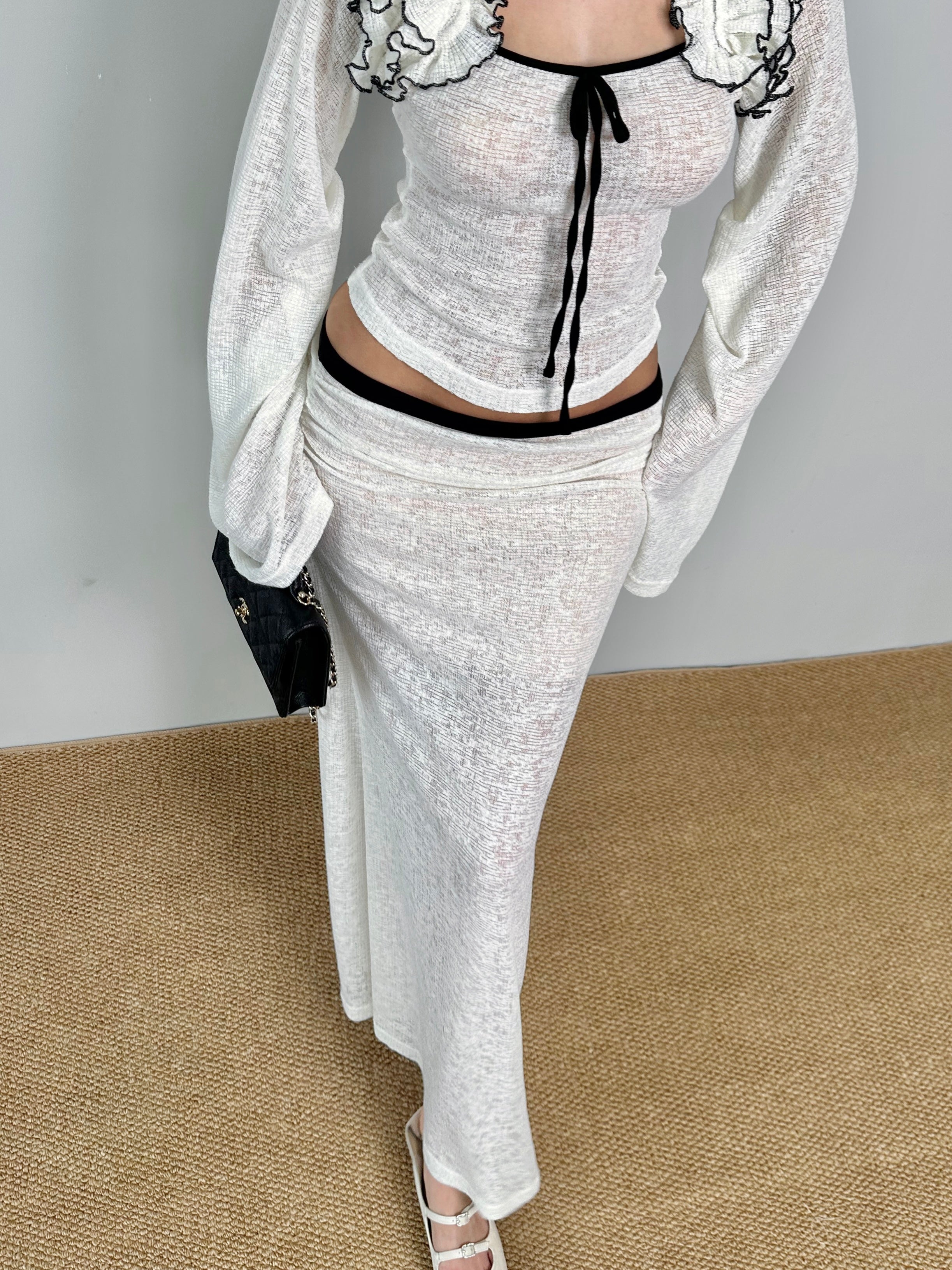 Jqwention 2026SS Black & White Contrast Ruffle Long Sleeve Top – Slim-Fit, Flattering Silhouette