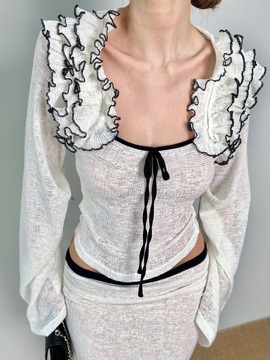 Jqwention 2026SS Black & White Contrast Ruffle Long Sleeve Top – Slim-Fit, Flattering Silhouette