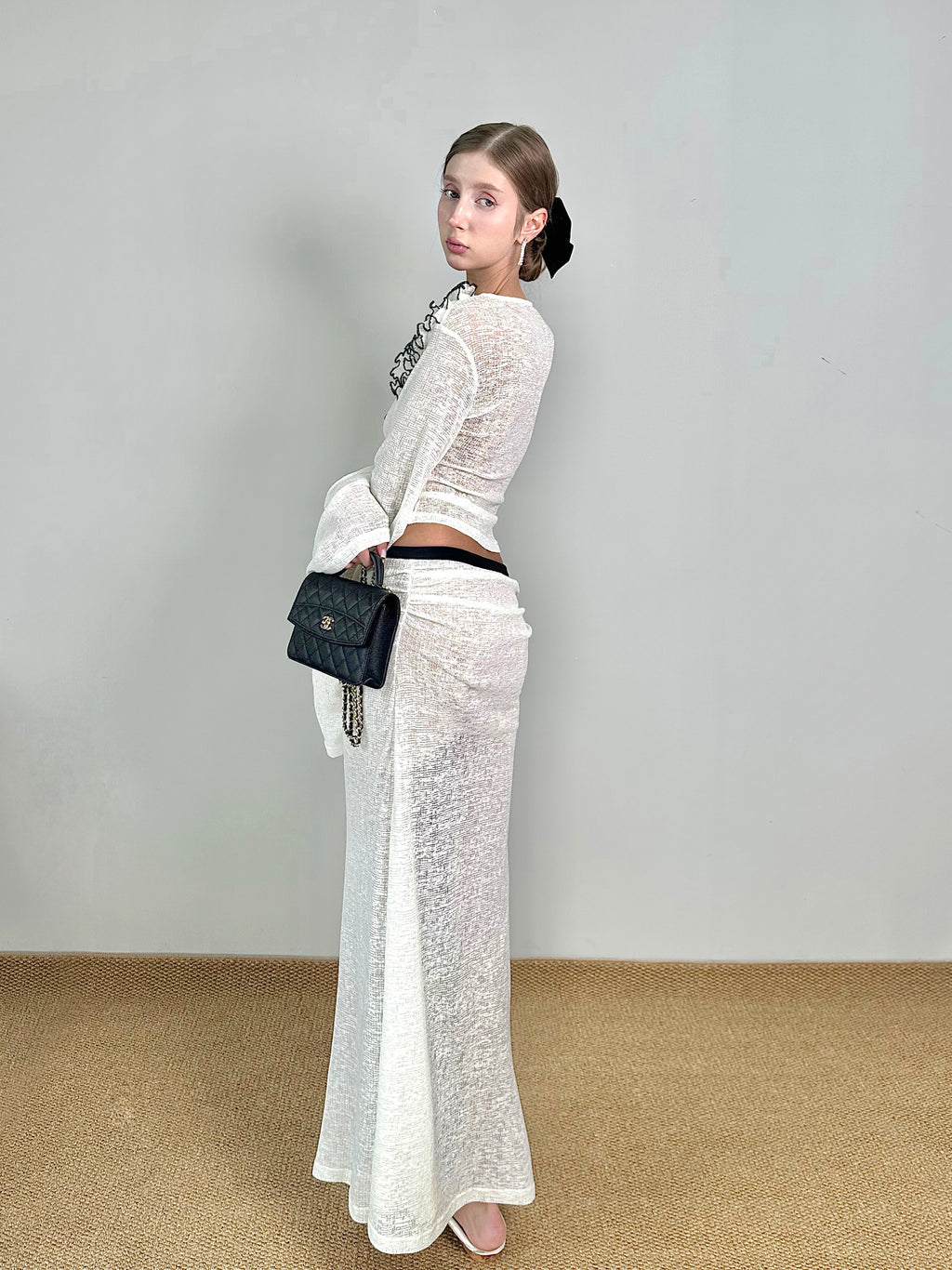 Jqwention 2026SS Black & White Contrast Ruffle Long Sleeve Top – Slim-Fit, Flattering Silhouette
