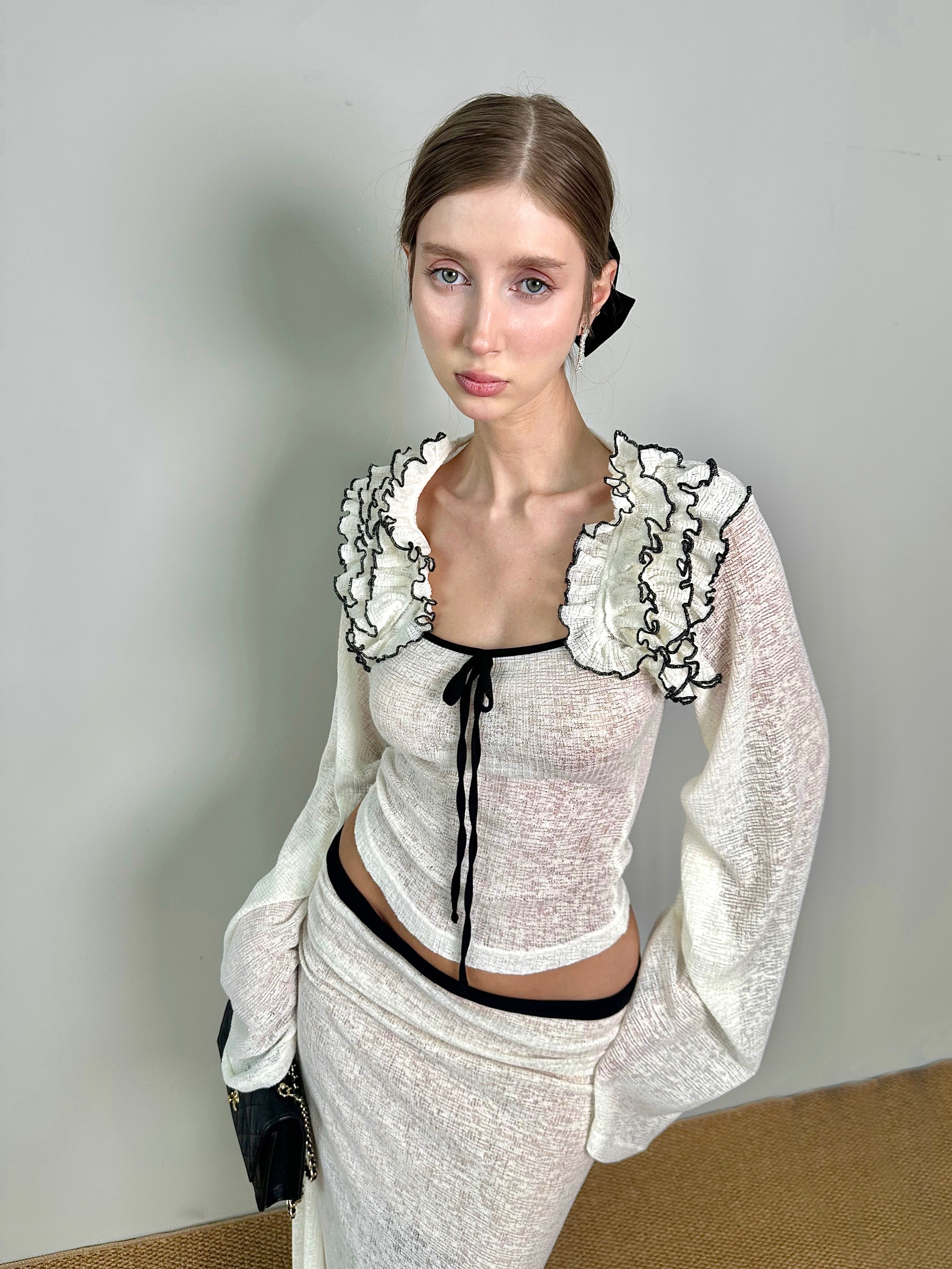 Jqwention 2026SS Black & White Contrast Ruffle Long Sleeve Top – Slim-Fit, Flattering Silhouette