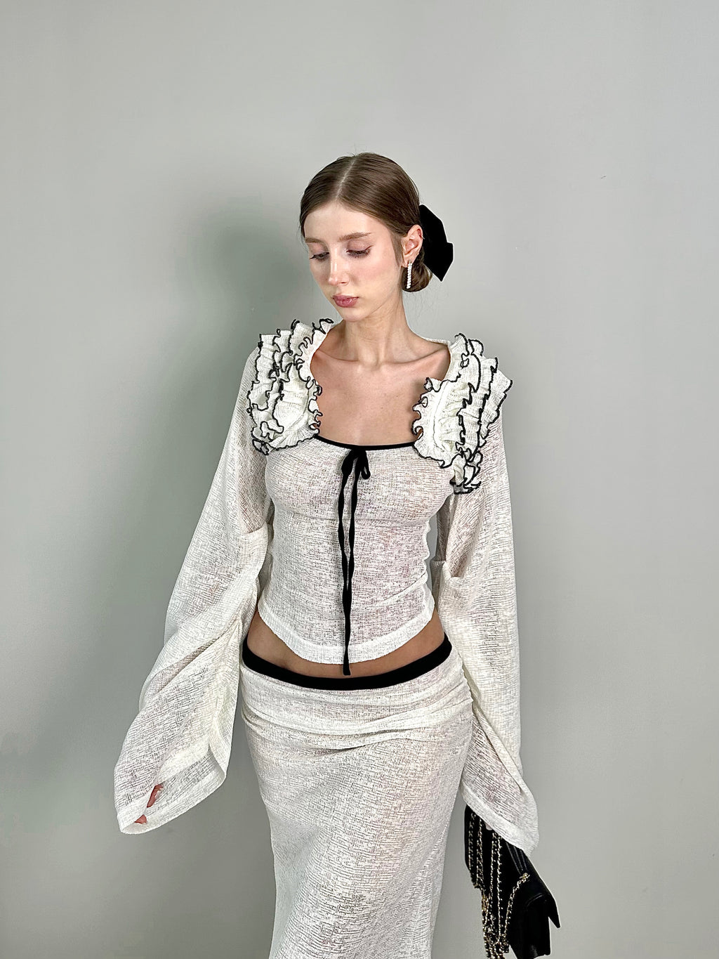 Jqwention 2026SS Black & White Contrast Ruffle Long Sleeve Top – Slim-Fit, Flattering Silhouette